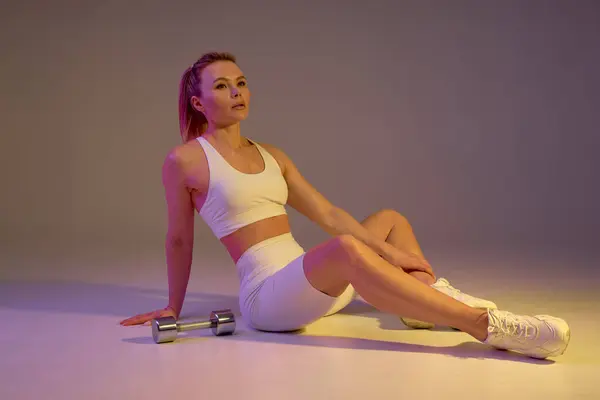 Fitness Young Tired Sportswoman White Top Leggings Taking Break Exercises — Stock Photo, Image