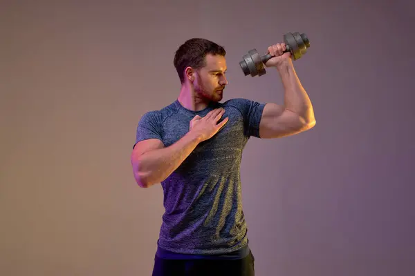 Serious Fit Man Performing Weightlifting Exercise Guy Looks His Arm — Stock Photo, Image