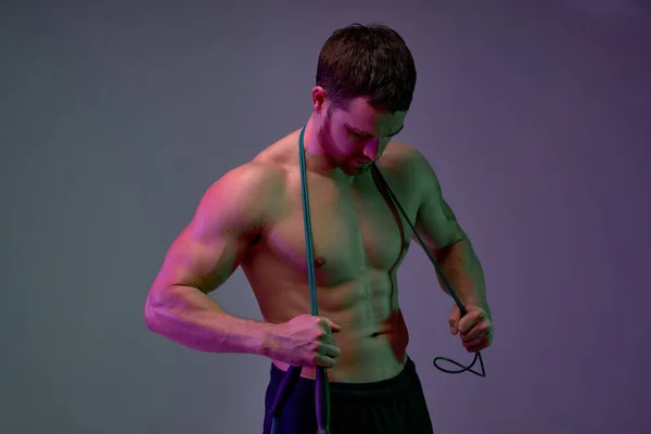 Musculoso Hombre Bien Construido Mirando Sus Abdominales Vientre Retrato Vista — Foto de Stock