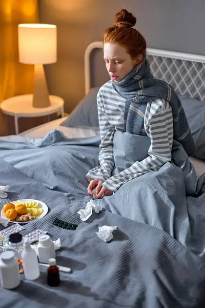 Genç Bir Kadın Yatakta Oturuyor Üşüyor Başı Çok Ağrıyor Kenar — Stok fotoğraf