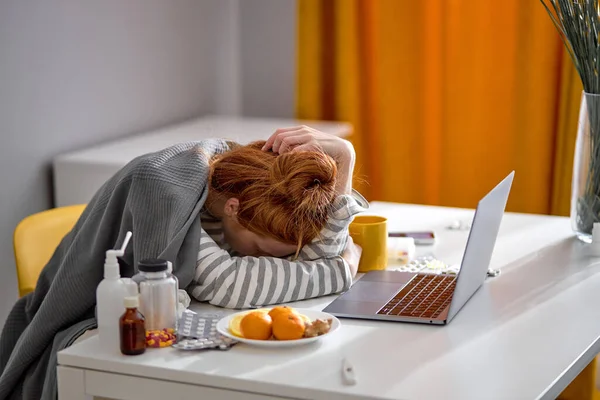 疲れた不健康な女性の学生はベッドに横たわり 彼女は力を持っていません 勉強する強さ 新しい情報 コンピュータの疲労の前に眠っている生姜の少女 ロイヤリティフリーのストック画像