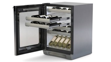 Mutfak rafında boş şarap dolabı. Şarap Soğutucu 3B Hazırlama