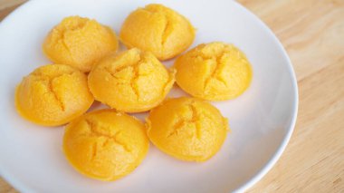 Ev yapımı Toddy palmiye pastası. Geleneksel Tayland tatlıları. Toddy Palm Cake (Kanom Tarn) Tayland Tatlısı.