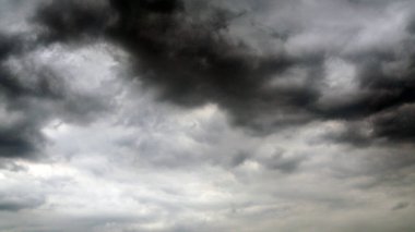 Karanlık fırtına bulutların gökyüzünde delik. İyi ve kötü mücadelenin sembolü. Karanlık ve dramatik fırtına bulutları ışığında.