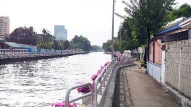 Saen Saep Kanalı, Tayland 'daki evlerde yaşayan insanların caddesi. Kanal Çimento Geçidi.