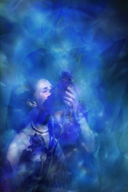 Genç bir kadın, doğaya olan tutkusuna ve yakınlığına adanmış bir Iris tutuyor..