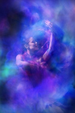 Dişi bir dansçı Iris tomurcuklarının şeklini taklit ediyor..