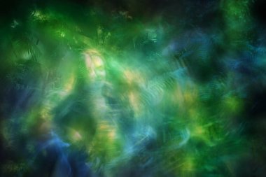 Hareket halindeki bir dansçı sinüs ışığı ve ışıltılı eğrelti otu dokuları arasında hareket eder..