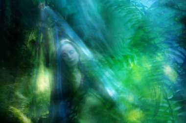 Eğreltiotu bitkileri arasında bir dansçı, kadınlığının enerjik ve duyarlı yanını ifade eden hareket bulanıklığı içinde yakalanır..