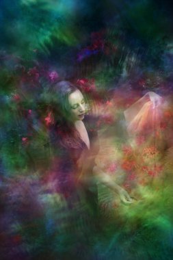 Bir kadın zarif bir şekilde şeffaf bir peçeyi hareket ettiriyor katmanlı kırmızı çiçeklerle..