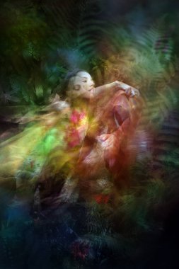 Çift pozda yakalanan hafif hareket bulanıklığı içindeki bir bayan dansçı farklı orman çiçekleri ve bitkilerin dokuları arasında tutkuyla hareket ediyor..