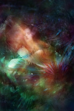 Birden fazla bulanık pozda bir kadın dansçı, katmanlı orman numunesi ve yeşilliğin yanında bir peçe tutuyor..