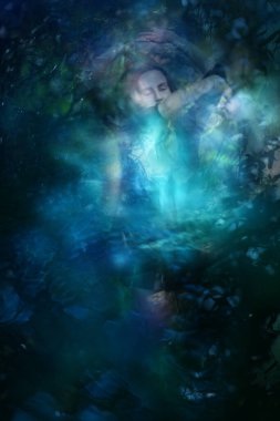 Hafif odaklanmış pozu olan kadın orman yaprağı yapraklarından oluşan hafif dokular arasında performans sergiliyor..