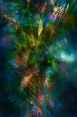 Hafif bulanık bir kadın, çeşitli katmanlı palmiye yaprağı dokularıyla siyah bir peçeyle dans ediyor..