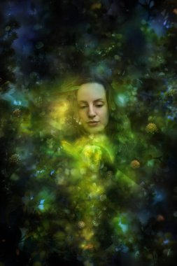 Katmanlı orman bitkisi dokusunda bir kadın falcı, içinde sarı bir kelebek olan cam bir küre tutuyor..