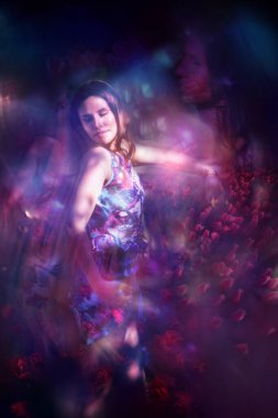 Neşeli bir bayan dansçı laleler mevsimi için neşesini ifade ediyor. Farklı resimli anların yansıtılan katmanlarının yanı sıra arka planı tamamlayan katmanlı ışık da var..