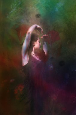 Klasik giyimli genç bir kadın zarif bir ifadeyle ellerini kaldırıyor. Akan akrilik boya dokusu çiçek açan kırmızı çiçekleri oluşturuyor..