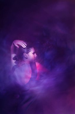 Ritmik poz, soyut şakayık şekilli, şehvetli bir kadın dansçı, hareketlerini iç benliğine odaklıyor..