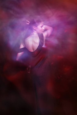 Parlayan şakayık şekilli, egzotik bir duruşu olan çekici bayan dansçı..