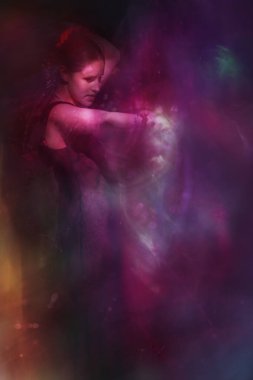 Parlak ışıkları olan, elinden düşen bir kadının bulanık ifadesi..