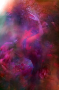 Yüzen elli, tutkulu kadın dansçı, arka planı çarpıtıyor gibi..