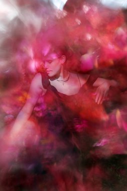 Çapraz kolyeli bulanık dansçı, uçan şakayık yapraklar ve soyut boya şekilleri arasında hareket ediyor..