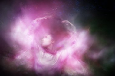 Genç bir perinin bulanık sahnesi, kollarını parlayan Rosa kanatlarıyla hareket ettiriyor..