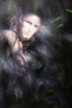 Etrafında siyah bir dantel peçeyle gölün kenarında oturan genç bir kadının birden fazla kompozisyonu..