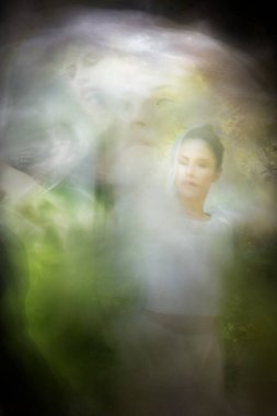 Beyaz bir duvak dansının farklı anlarında hareket eden zarif bir kadının tropikal doğası bulanıktır..