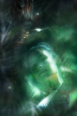 Parlak orman yaprağı desenli örülmüş boho elbisesi içindeki genç bir kadının aydınlık dansı..