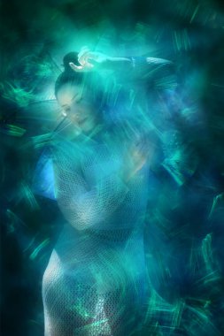 Hafif hareketli kör kadın, soyut ışık kırılma şekilleri arasında gümüş bir şemsiye ile poz veriyor..