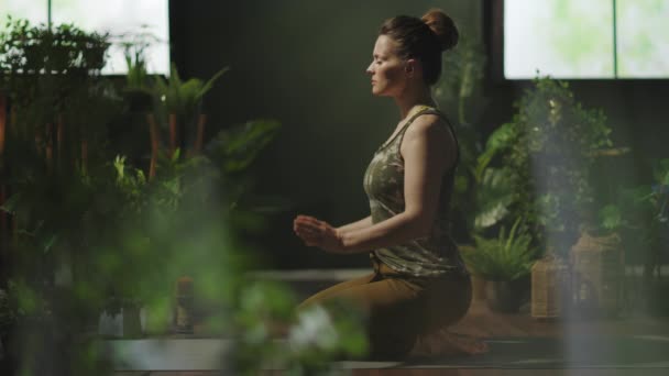 Modern Housewife Modern Green House Doing Yoga — Vídeo de Stock