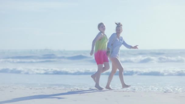 Улыбающиеся Стильные Мать Ребенок Пляже Ходьба — стоковое видео