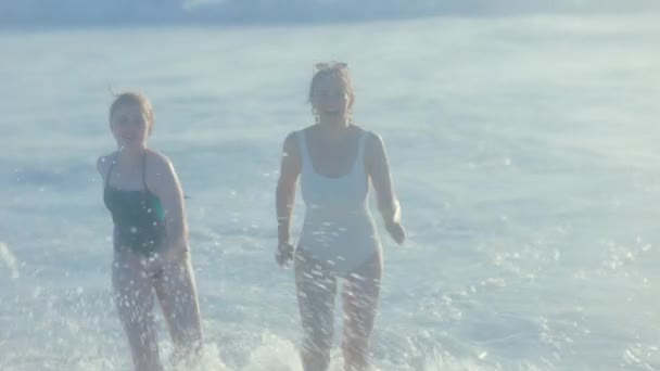 Szczęśliwy Nowoczesny Matka Dziecko Plaży Strój Kąpielowy Działa — Wideo stockowe