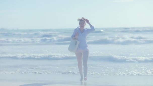 Щаслива Елегантна Жінка Білою Солом Яною Сумкою Розважається Час Пляжі — стокове відео