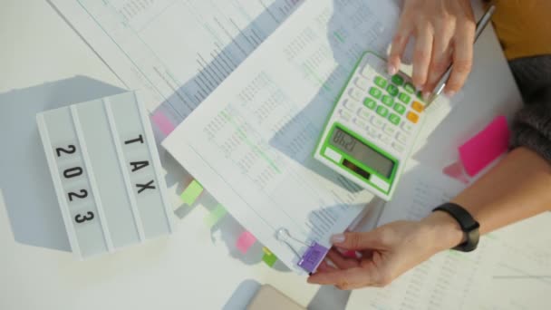 Belastingtijd Accountant Vrouw Werken Met Documenten Functie — Stockvideo