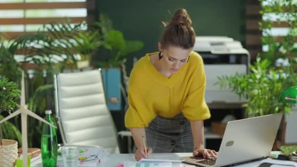 노란색 스웨터를 사무실에서 작업을 사업주가 미소짓고 — 비디오
