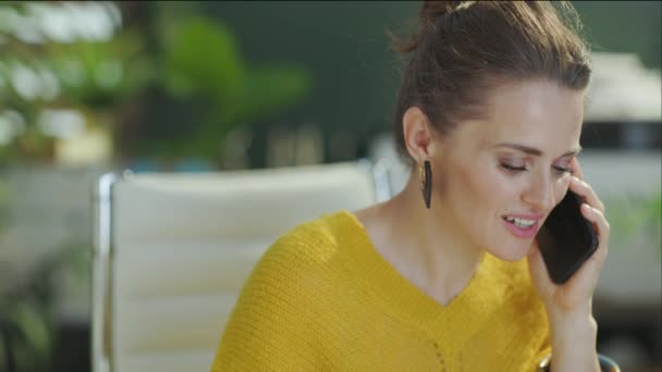 Sorridente Donna Piccola Impresa Elegante Maglione Giallo Nel Moderno Ufficio — Video Stock