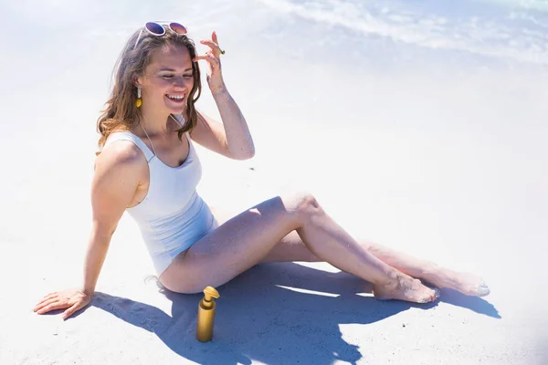 Sonriente Elegante Mujer Años Con Spf Traje Baño Blanco Sentado — Foto de Stock