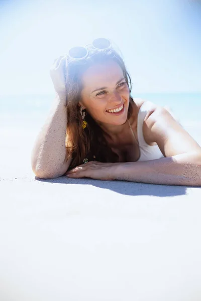 Feliz Elegante Anos Idade Mulher Deitada Praia — Fotografia de Stock