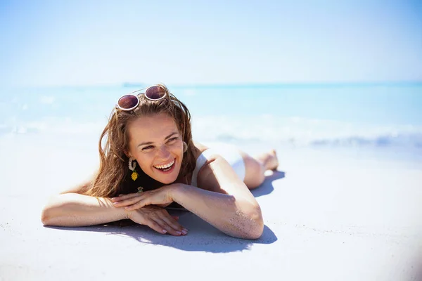 Sonriente Moderna Años Edad Mujer Tendida Playa —  Fotos de Stock