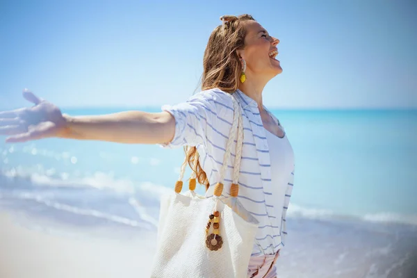Χαρούμενη Μοντέρνα Γυναίκα Στην Παραλία Λευκό Ριγέ Πουκάμισο Και Σορτς — Φωτογραφία Αρχείου