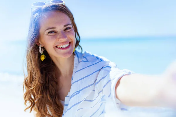 Sonriendo Elegante Mujer Mediana Edad Playa Tomando Selfie —  Fotos de Stock