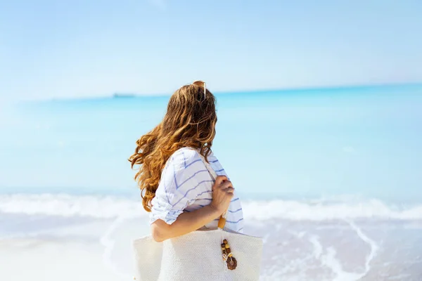 穿着白色草袋的现代女人在海滩玩得很开心 — 图库照片