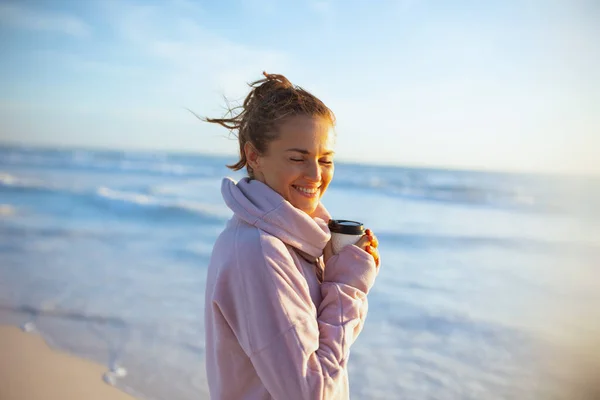 Счастливая Элегантная Женщина Уютном Свитере Чашкой Кофе Пляже Вечером — стоковое фото