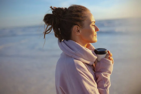Entspannte Stilvolle Frau Kuscheligen Pullover Mit Einer Tasse Heißer Schokolade — Stockfoto