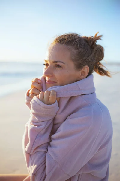 Lächelnde Stilvolle Frau Kuscheligen Pullover Strand Abend Entspannt — Stockfoto