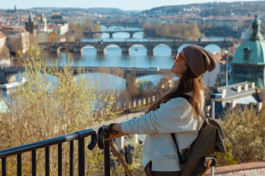 Prag Çek Cumhuriyeti 'nde beyaz kazaklı, moda yalnız gezgin kadın gezinti yapıyor..