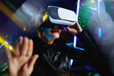 VR gözlüklü metaverse 'li trend kadın keşfediyor.