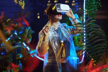 Video gözlüklü sanal gerçeklikte moda bir kadın..